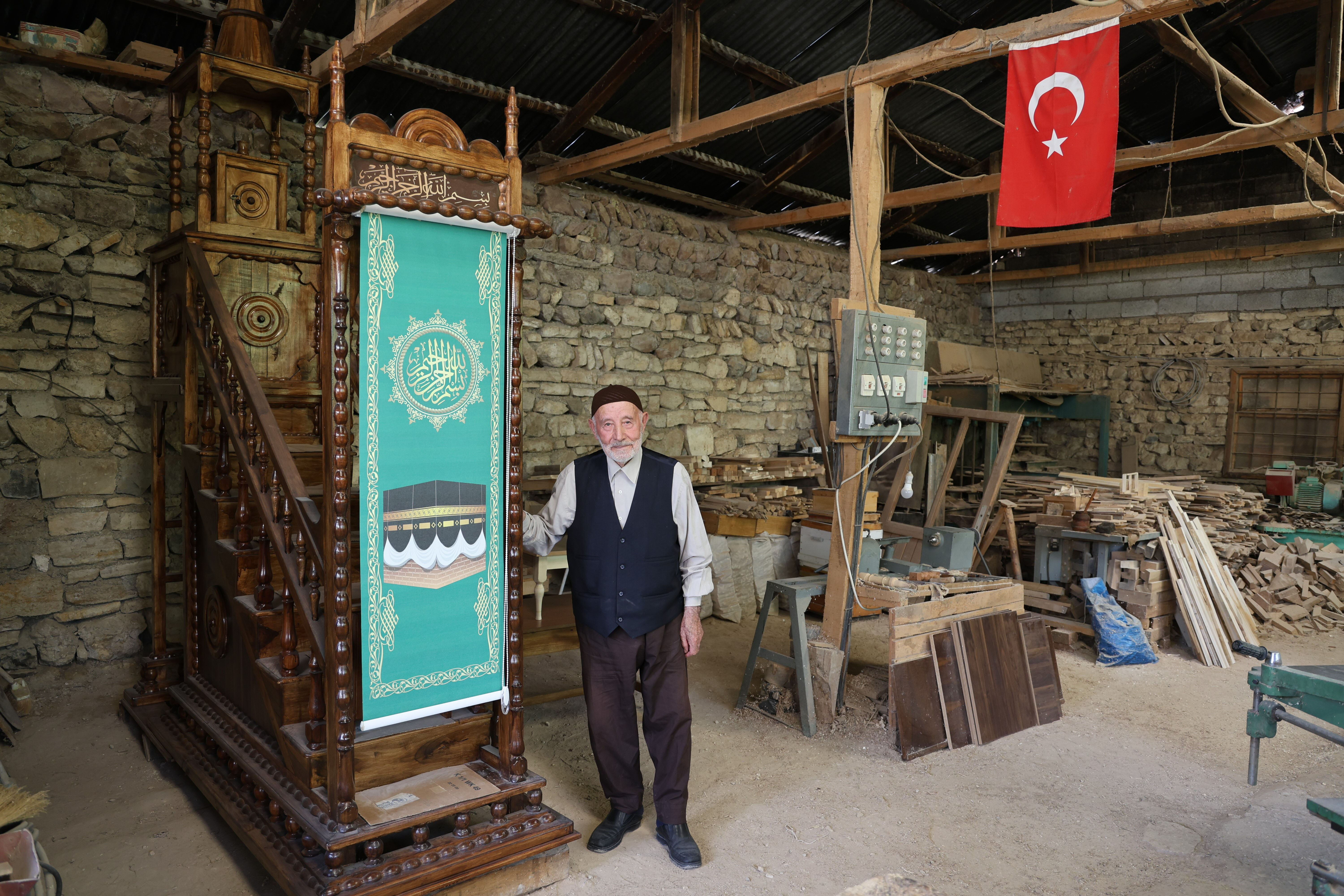 92 yaşındaki Ali Önder'in sözleri kalpleri ısıttı! Ücretsiz yaptığı minberleri dört bir yana gönderiyor 92 yaşındaki Ali Önder'in sözleri yürekleri ısıttı! Ücretsiz yaptığı minberleri dört bir yana gönderiyor - 2. Resim