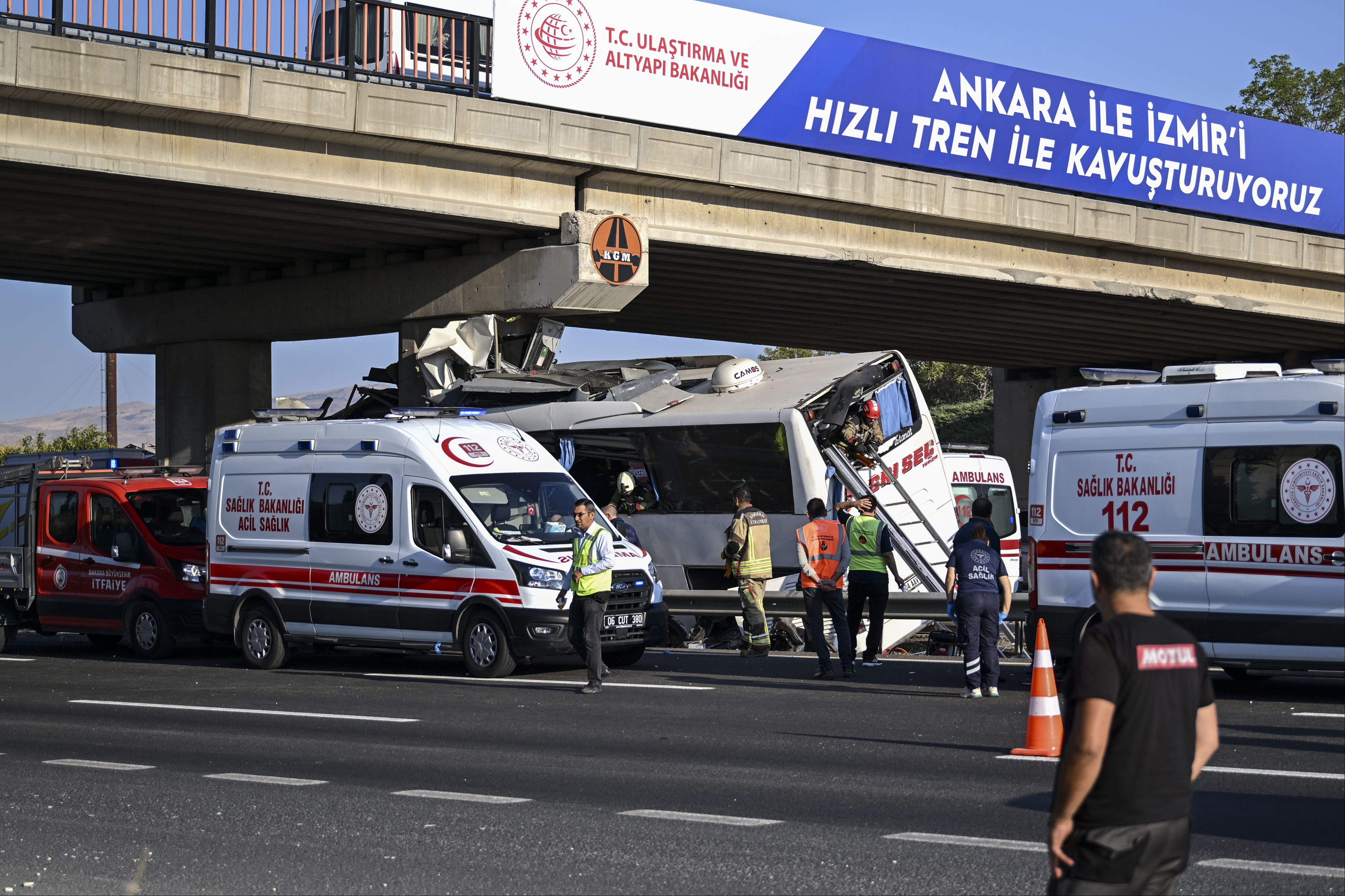 Ankara'da otobüs köprünün ayağına saplandı! Çok sayıda ölü ve yaralı var Ankara'da otobüs köprünün ayağına saplandı! Çok sayıda ölü ve yaralı var - 1. Resim