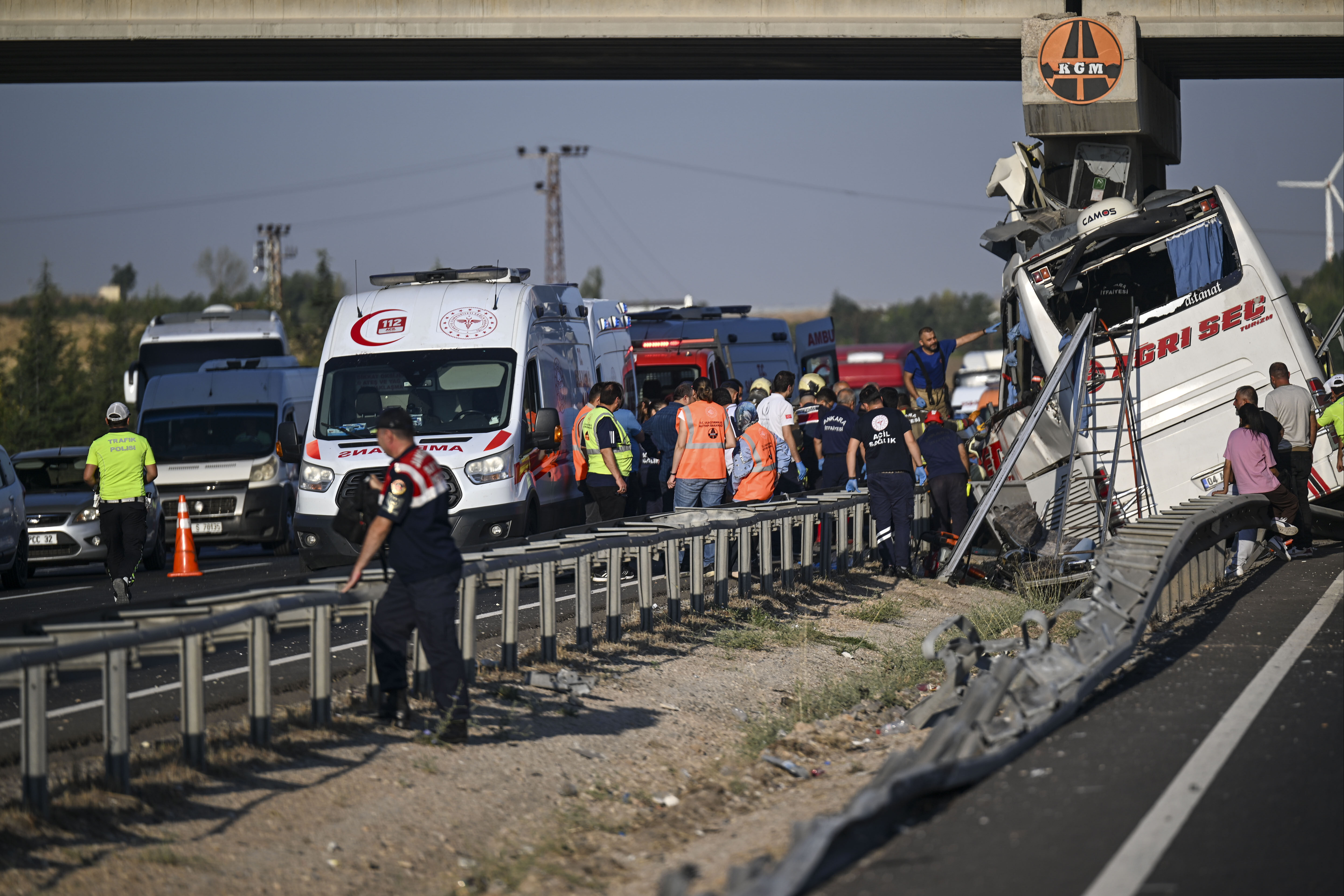 Ankara'da otobüs köprünün ayağına saplandı! Çok sayıda ölü ve yaralı var Ankara'da otobüs köprünün ayağına saplandı! Çok sayıda ölü ve yaralı var - 3. Resim