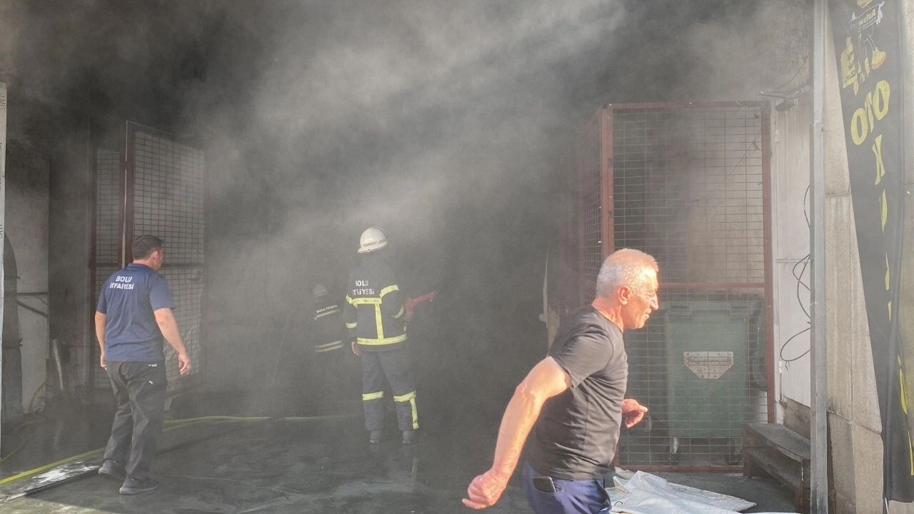 AVM'de korkutan yangın! Dumanlar etrafı kapladı, büyük panik yaşandı - 1. Resim
