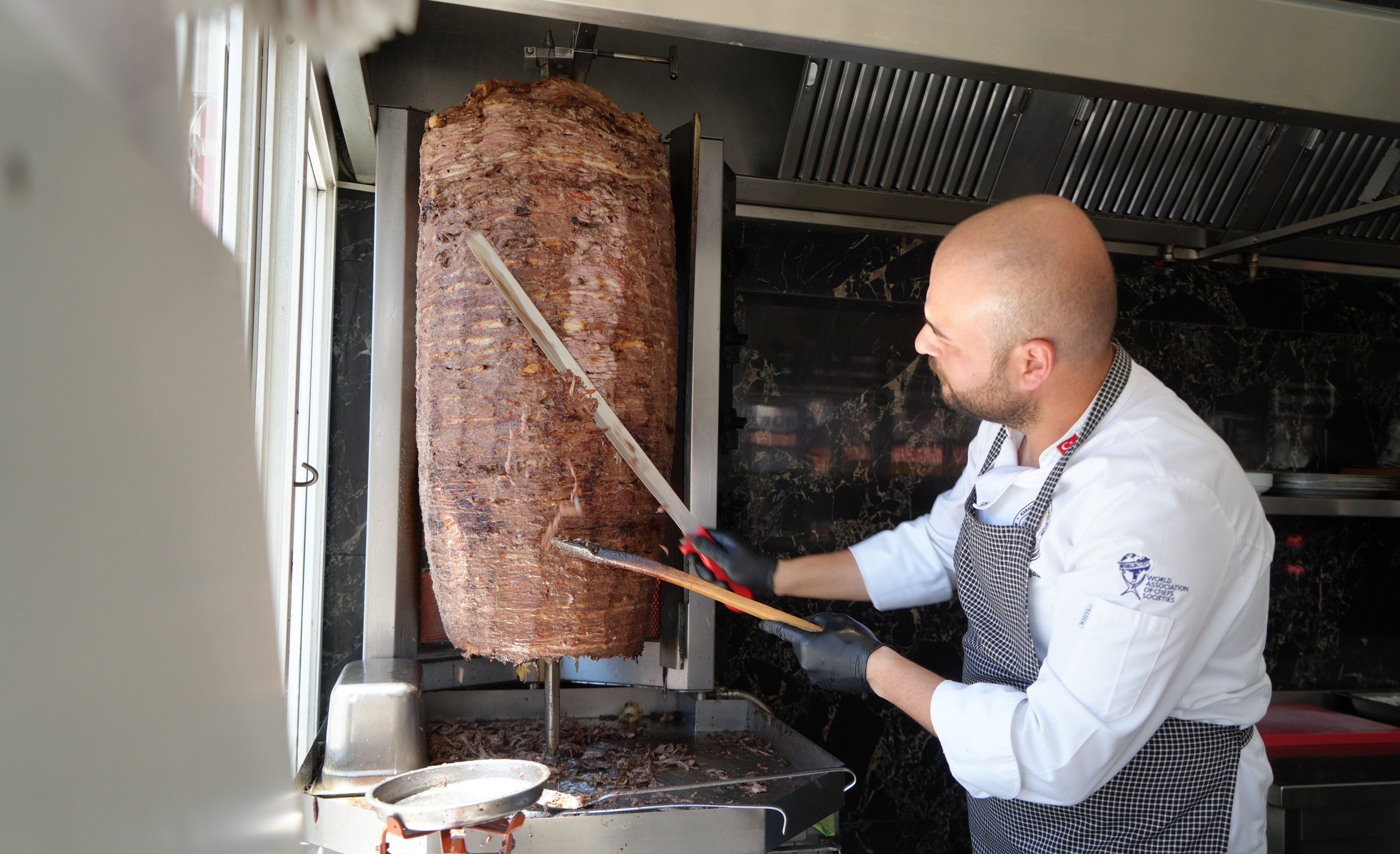 Bursa'nın İskender'ine rakip çıktı! Yörenin lezzeti yaprak mantı Bayburt döneriyle buluşturuldu: Mantılı Döner - 1. Resim