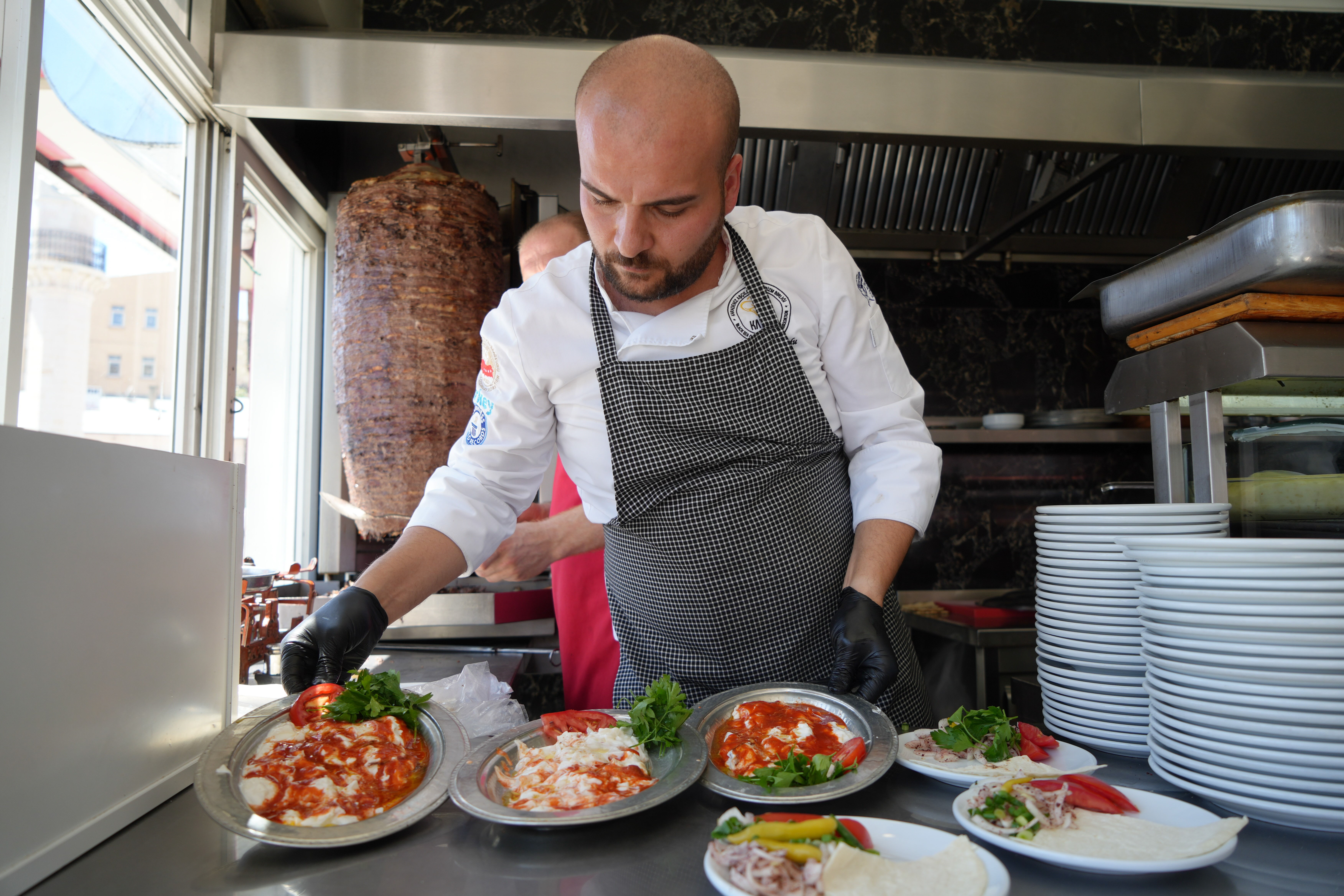 Bursa'nın İskender'ine rakip çıktı! Yörenin lezzeti yaprak mantı Bayburt döneriyle buluşturuldu: Mantılı Döner - 2. Resim