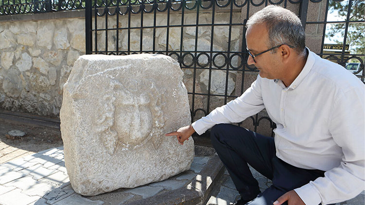 Çorum'da altyapı çalışmasından Dionysos çıktı! Kabartmalı ağırlık taşı korumaya alındı - 1. Resim