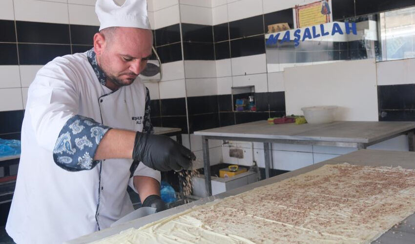 Fıstıklı ve cevizliyi aratmıyor! Dünyada bir ilk: Kıymalı baklava yaptı, tadanların yorumları şaşırttı - 1. Resim
