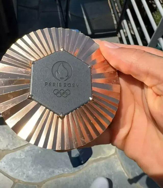 Fransa işi olimpiyat... Skandalı milli sporcu paylaştı! Madalyonun iki yüzü de kalitesiz çıktı - 3. Resim