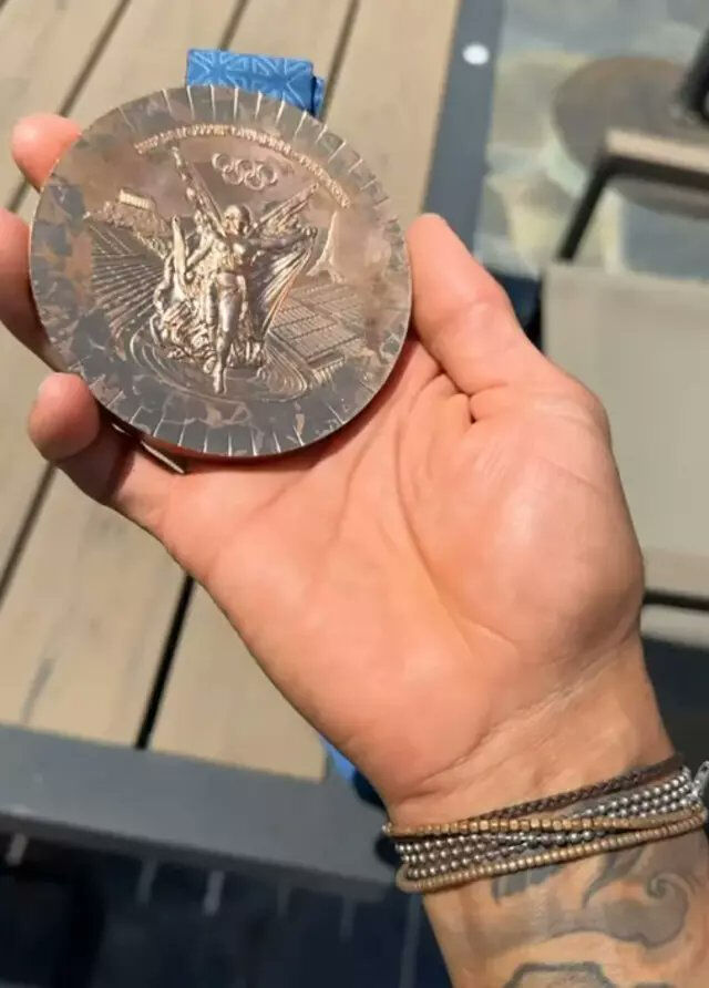 Fransa işi olimpiyat... Skandalı milli sporcu paylaştı! Madalyonun iki yüzü de kalitesiz çıktı - 1. Resim