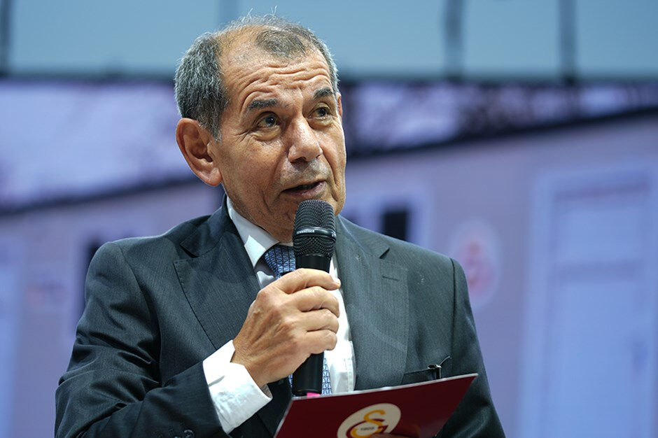 Galatasaray Başkanı Dursun Özbek açıklamalarda bulundu: "Ahlaksızlara tolerans yok" Galatasaray Başkanı Dursun Özbek, kulübün sponsorluk anlaşması için basın toplantısı düzenliyor - 1. Resim