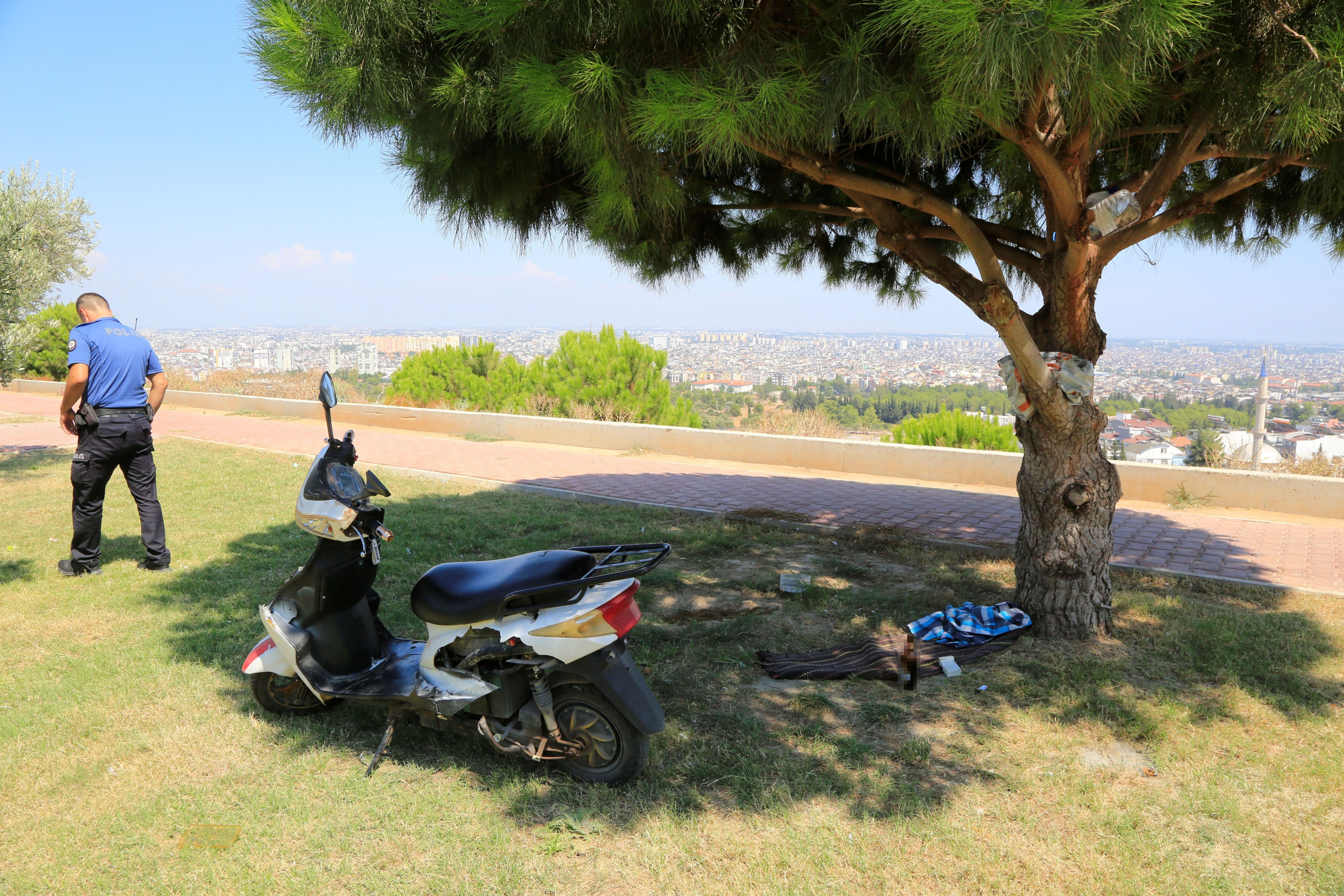 Tuvaletini yapmak isterken 20 metrelik kayalıklardan düştü - 1. Resim