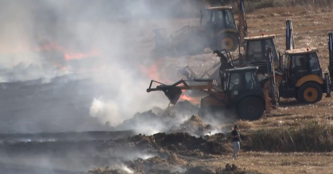 Alevler bu kez İstanbul'dan yükseldi! Kepçeler, TOMA'lar yangını söndürmek için devreye girdi - 1. Resim