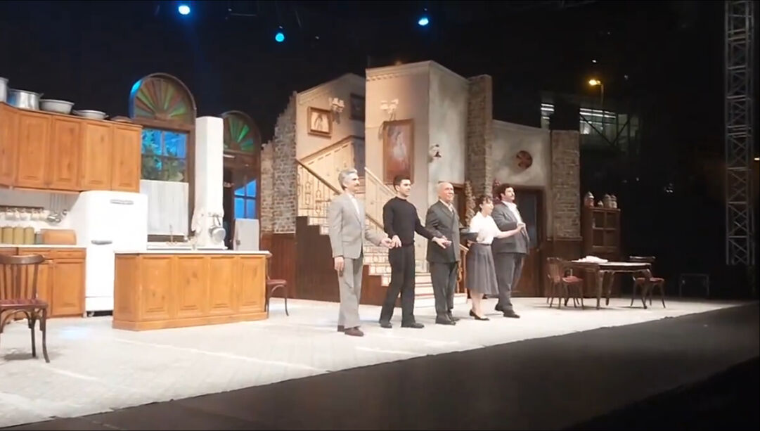 Ankara'da Şener Şen'e saldırı! Zengin Mutfağı adlı tiyatro oyununa cam şişeler fırlatıldı - 2. Resim