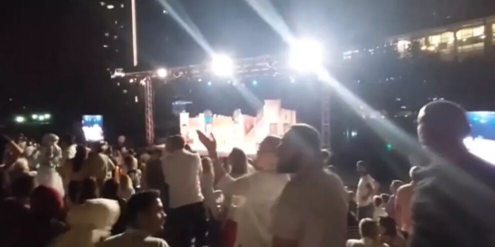 Ankara'da Şener Şen'e saldırı! Zengin Mutfağı adlı tiyatro oyununa cam şişeler fırlatıldı - 1. Resim