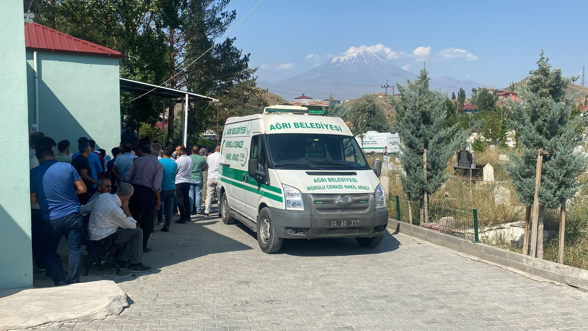 Ankara'daki feci kazada can vermişlerdi! Ağrı'da g&ouml;zyaşları ile defnedildiler - 2. Resim