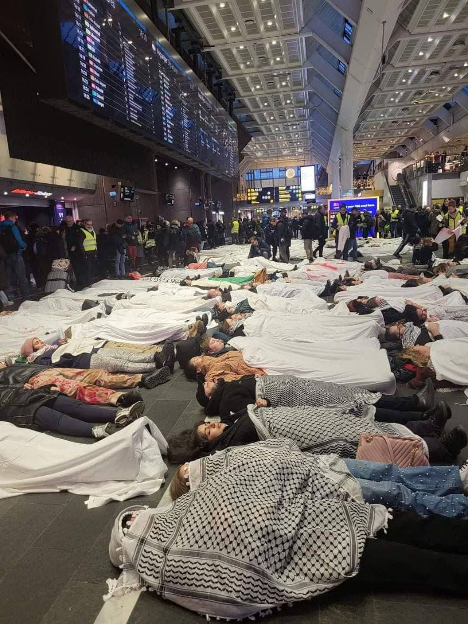Gazze'de öldürülen gazeteciler için sessiz protesto Gazze'de öldürülen gazeteciler için sessiz protesto - 2. Resim