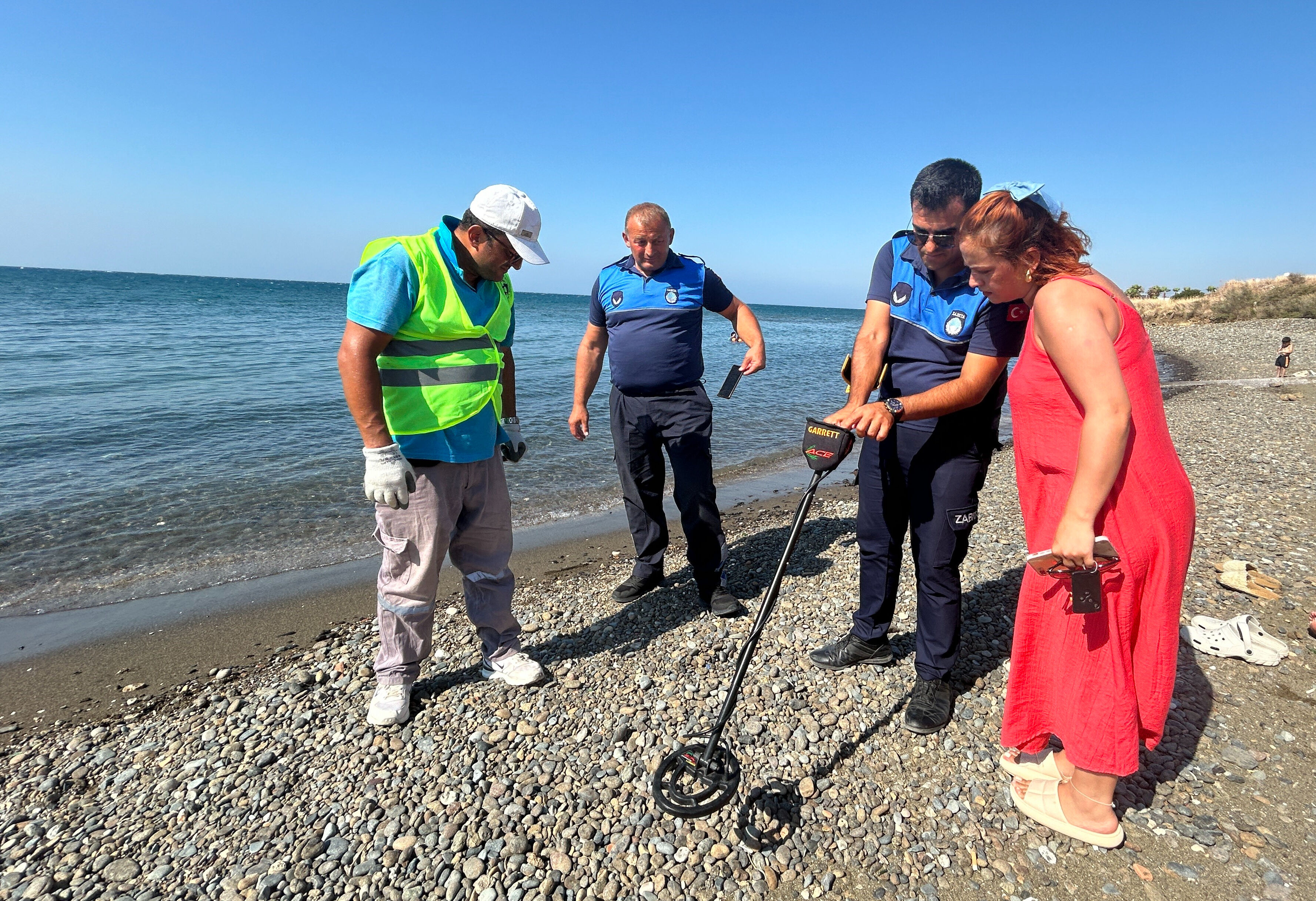 Hataylı genç kızın arama çağrısına seferber oldular! Depremde vefat eden annesinden kalan yadigar yüzüğü kaybolunca ekipler harekete geçti - 3. Resim
