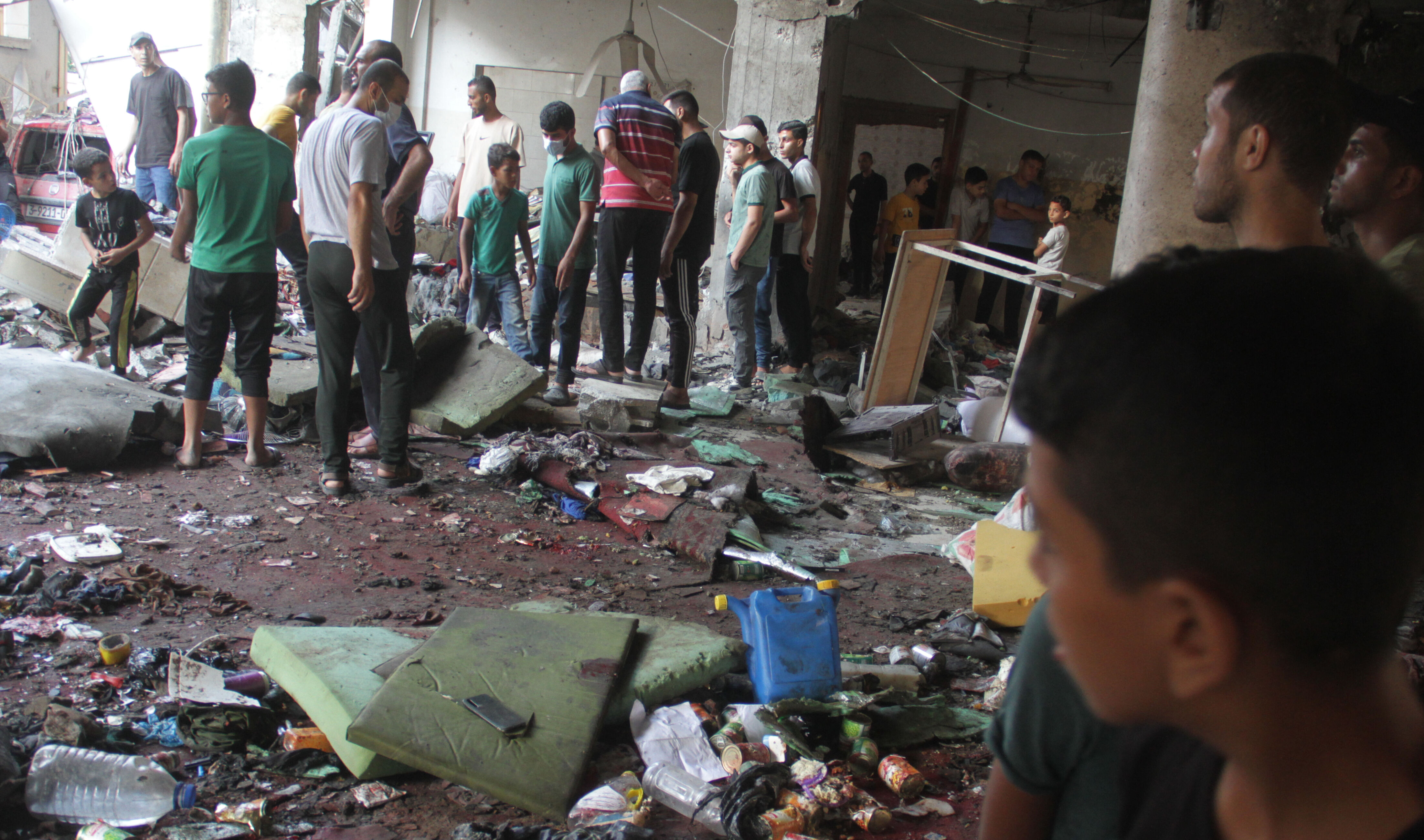 İsrail namaz kılanları 900 kilogramlık 3 bomba ile katletmiş! Yaralıların uzuvları kopuk İsrail namaz kılanları 900 kilogramlık 3 bomba ile katletmiş! Yaralıların uzuvları kopuk - 1. Resim