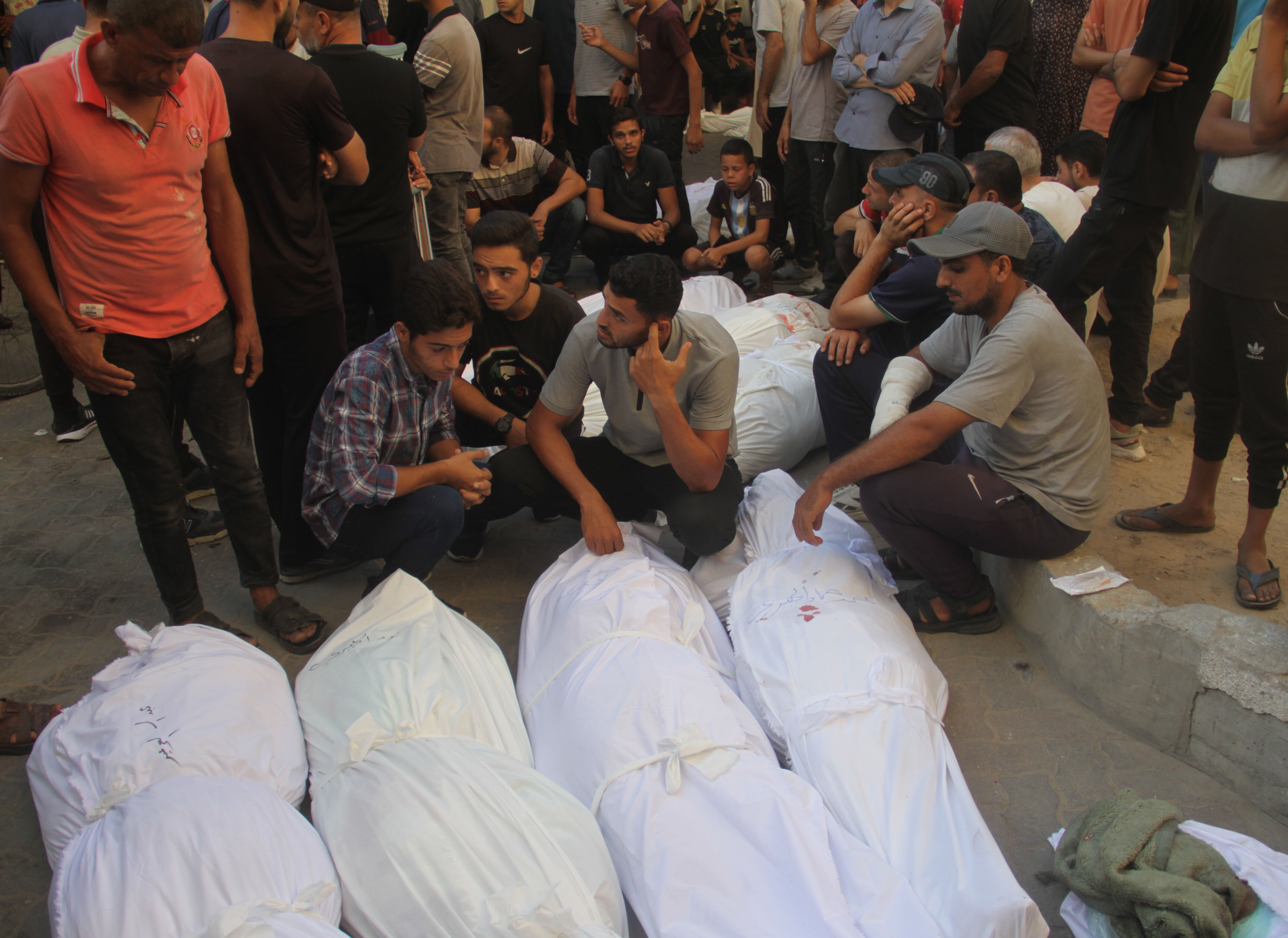 İsrail namaz kılanları 900 kilogramlık 3 bomba ile katletmiş! Yaralıların uzuvları kopuk İsrail namaz kılanları 900 kilogramlık 3 bomba ile katletmiş! Yaralıların uzuvları kopuk - 2. Resim