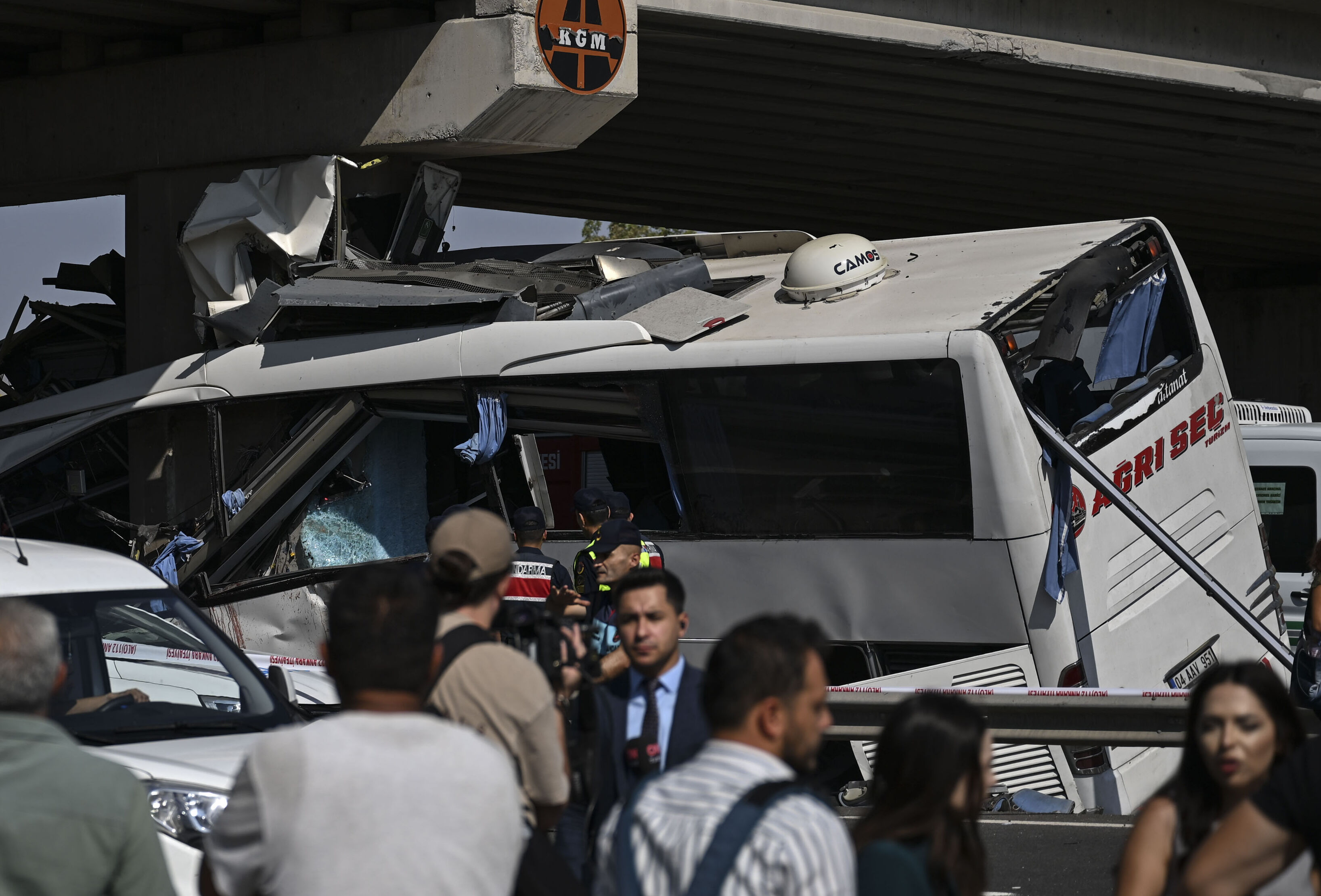 Otobüs köprü ayağına ok gibi saplanmıştı! Kazadan son anda böyle kurtulmuş - 1. Resim