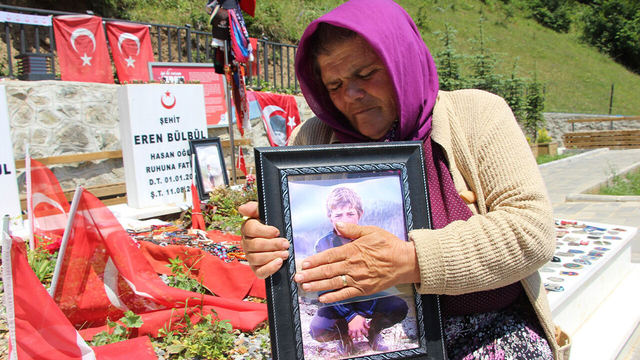 Şehit Eren Bülbül'ün ölümünün üzerinden 7 yıl geçti! Anne Ayşe Bülbül'ün sözleri yürek dağladı Şehit Eren Bülbül'ün ölümünün üzerinden 7 yıl geçti! Anne Ayşe Bülbül'ün sözleri yürek dağladı - 2. Resim