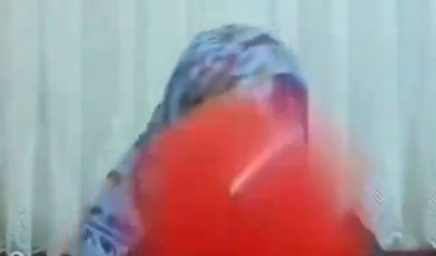 TikTok’ta ilginç canlı yayın! Defalarca balonla kafasına vurdu, ne yaptığına kimse anlam veremedi - 2. Resim