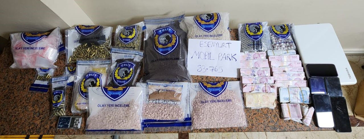 Yer Esenyurt... Polisin koç başı ile girdiği evden uyuşturucu fışkırdı - 1. Resim