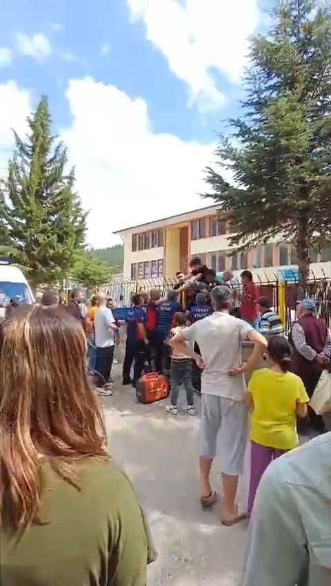 14 yaşındaki Kerim'in bacağı demir korkuluklara saplandı - 1. Resim