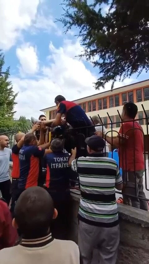 14 yaşındaki Kerim'in bacağı demir korkuluklara saplandı - 2. Resim