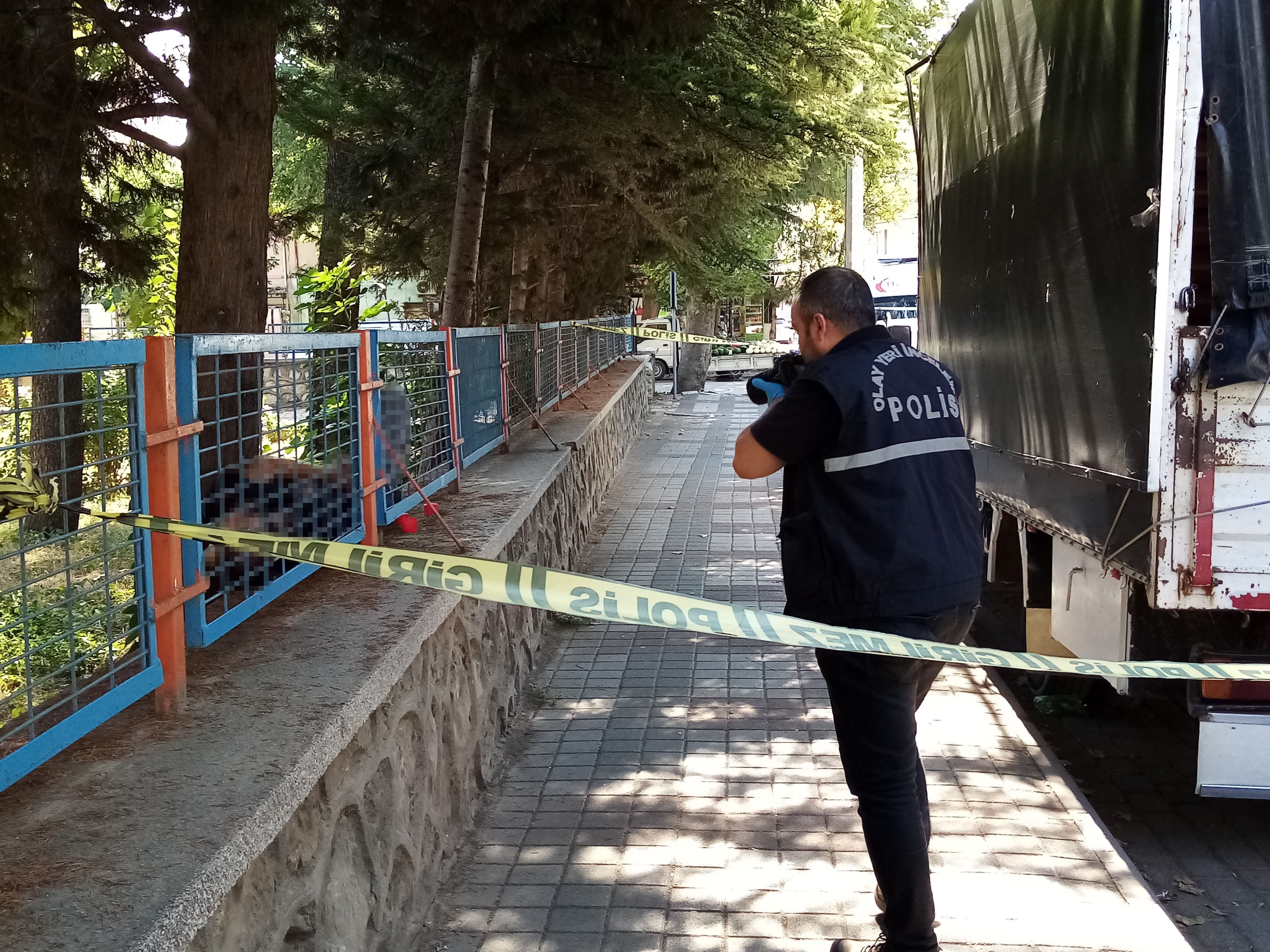 25 yaşındaki genç okul duvarının üzerinde ölü bulundu - 2. Resim