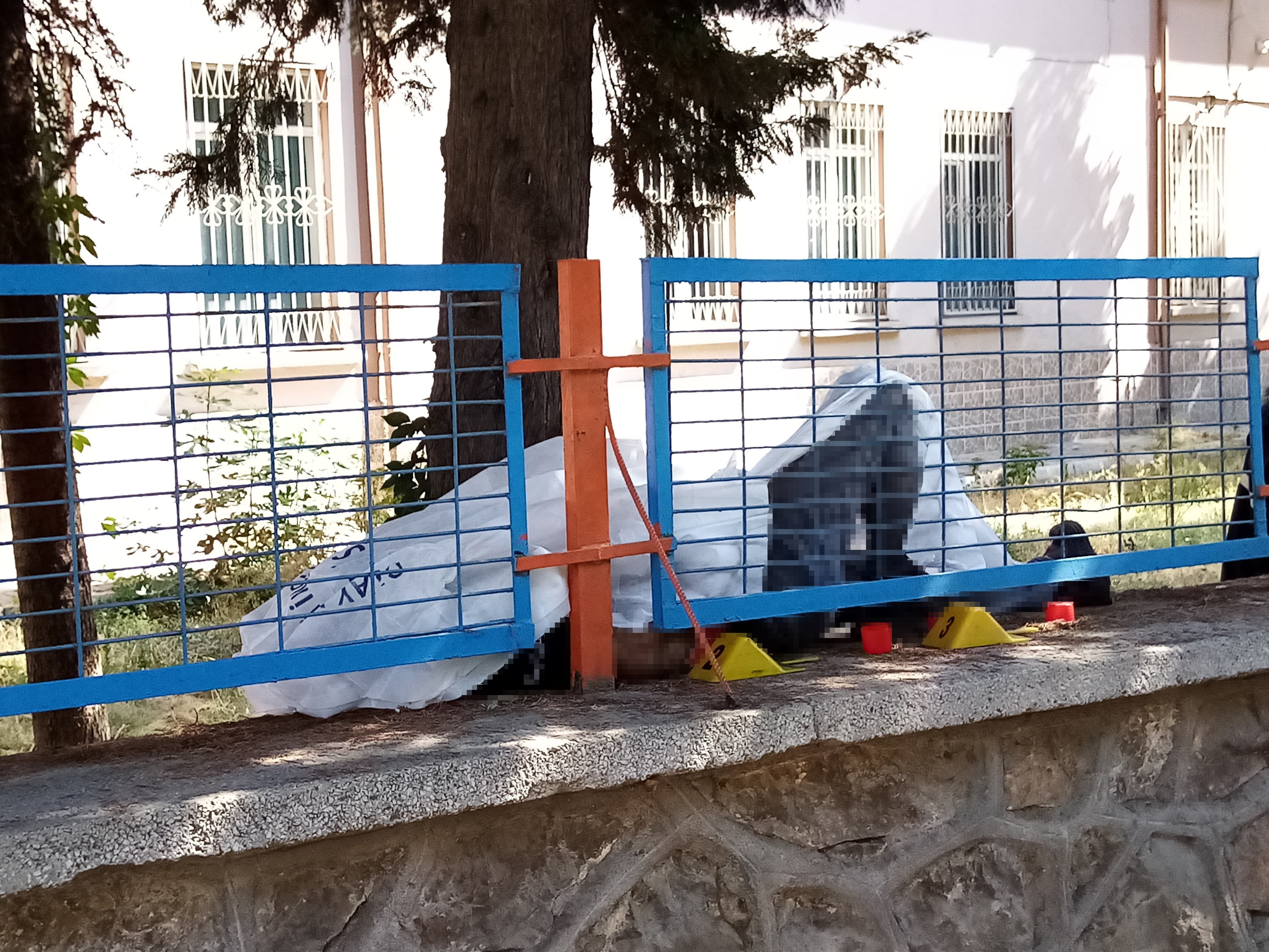 25 yaşındaki genç okul duvarının üzerinde ölü bulundu - 1. Resim