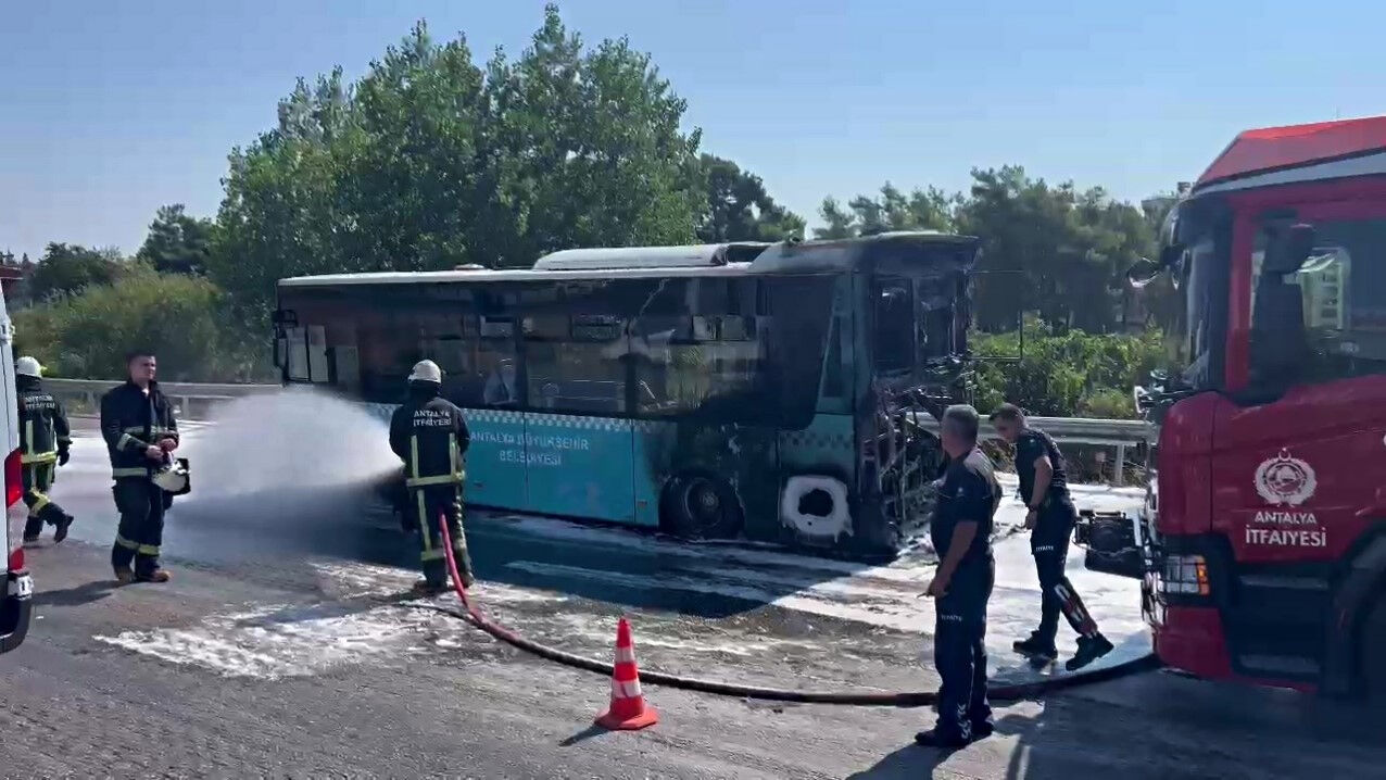 Antalya'da korku dolu anlar: Yolcu dolu halk otobüsü seyir halinde alev alev yandı - 1. Resim