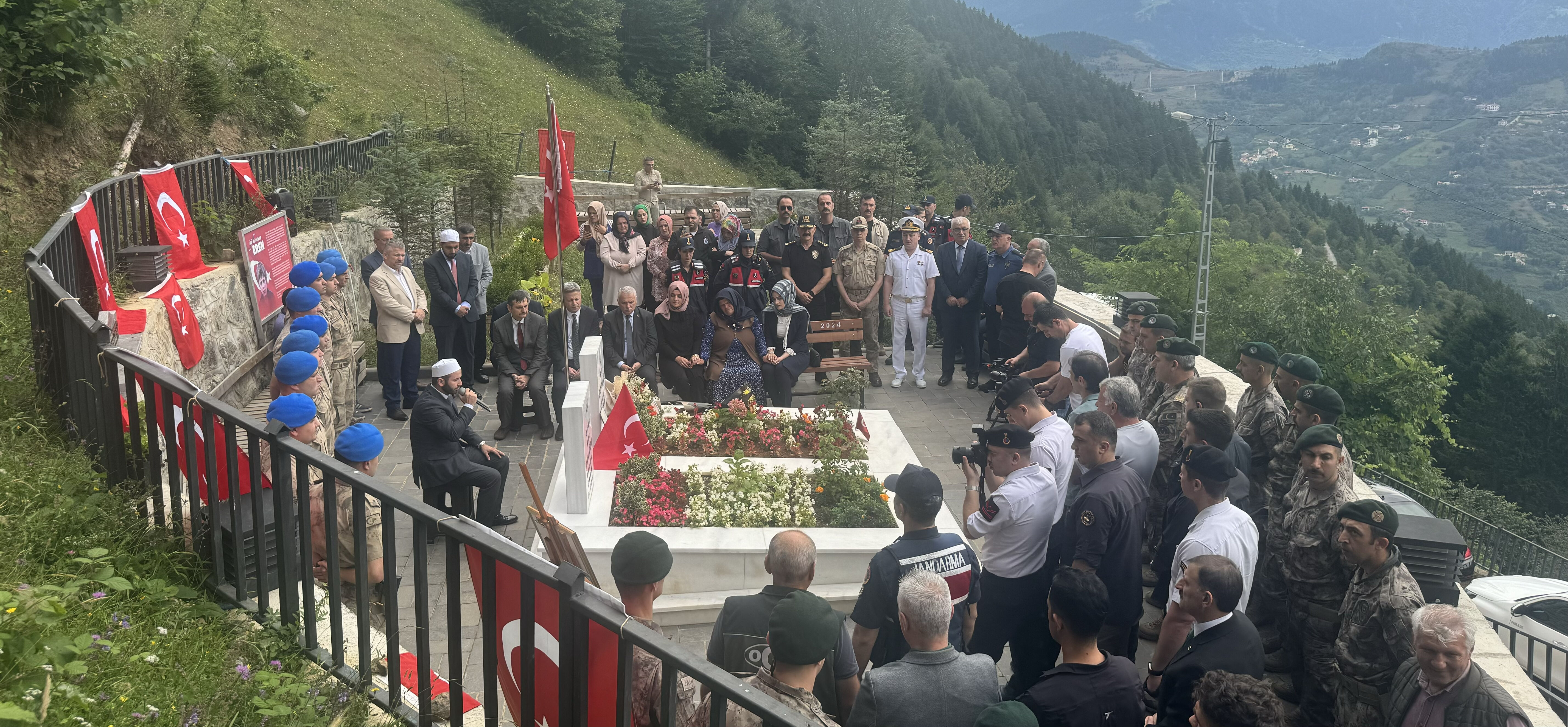 Eren Bülbül şehadetinin 7'nci yılında kabri başında anıldı Eren Bülbül şehadetinin 7'nci yılında kabri başında anıldı - 1. Resim