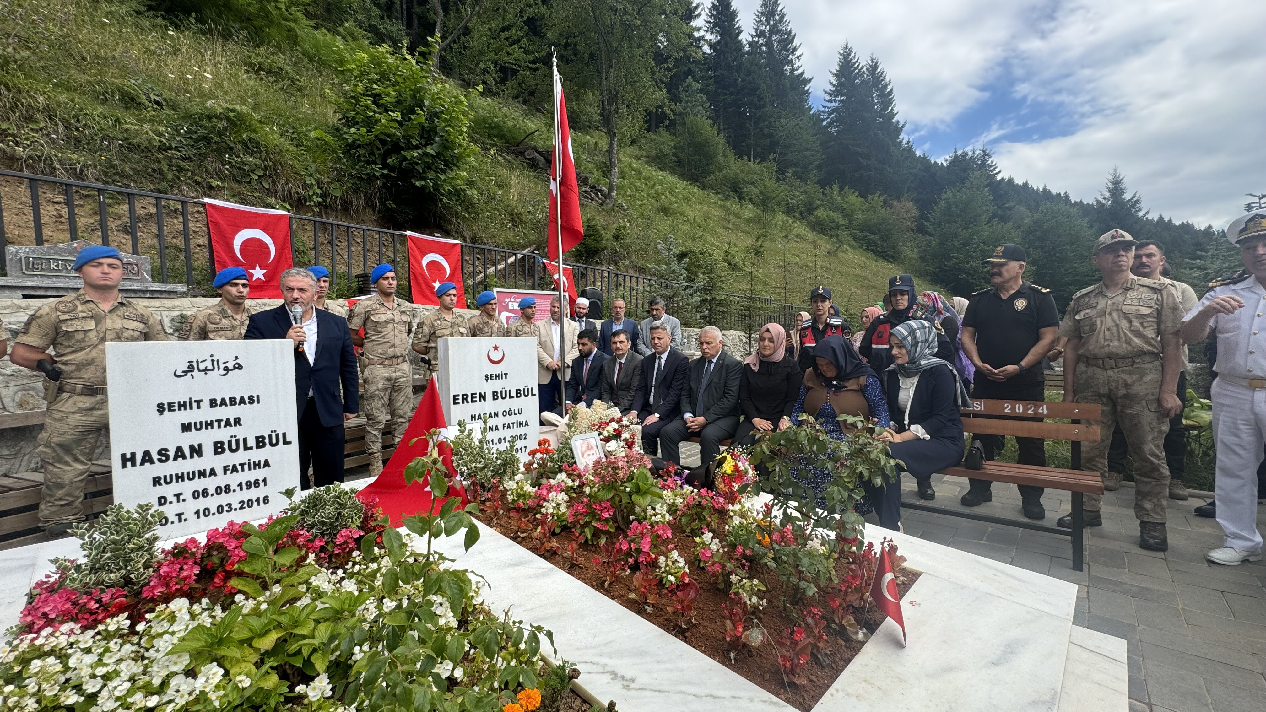 Eren Bülbül şehadetinin 7'nci yılında kabri başında anıldı Eren Bülbül şehadetinin 7'nci yılında kabri başında anıldı - 3. Resim