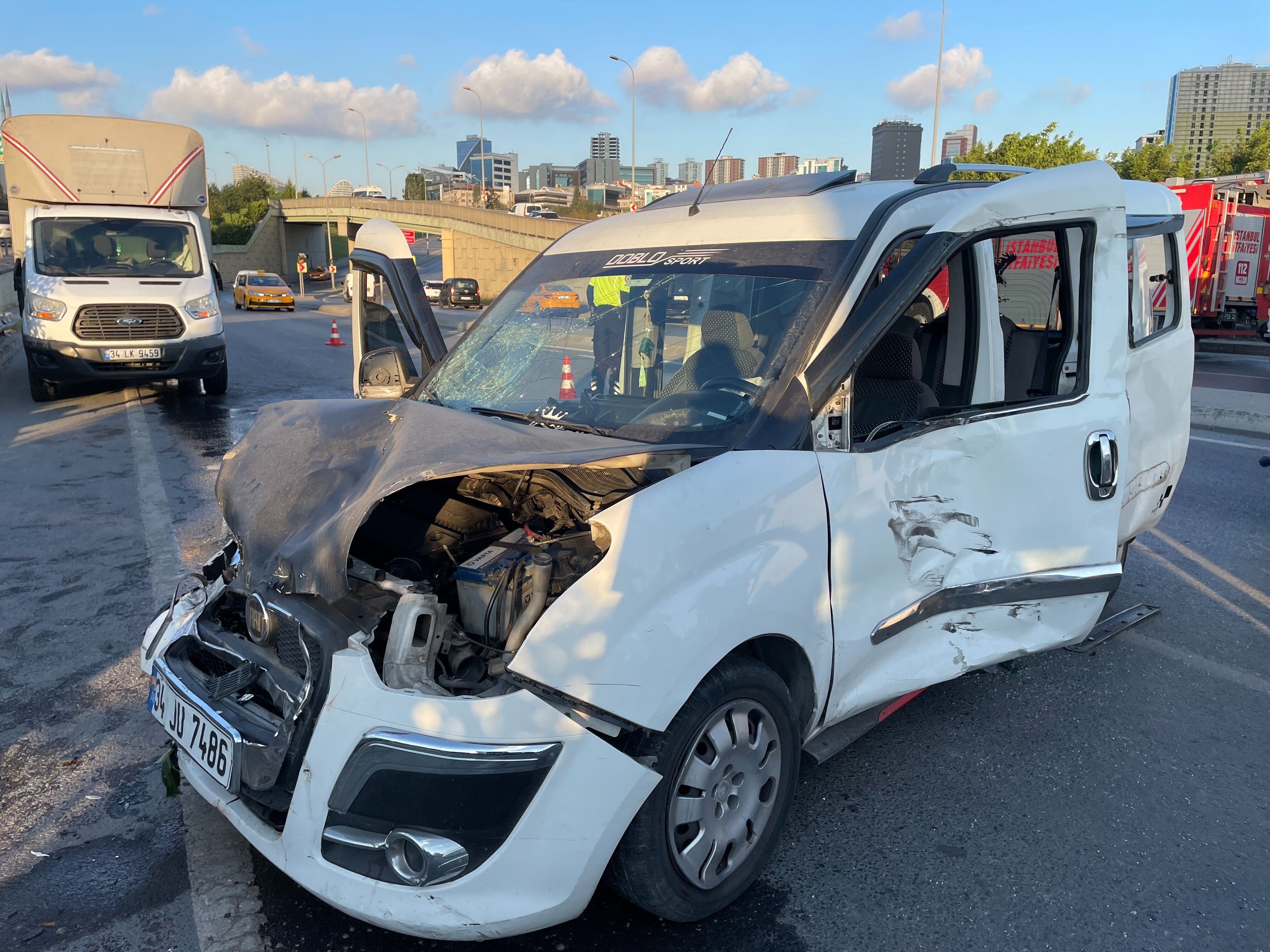 İstanbul'da feci kaza! Hafif ticari araç yayalara çarptı, yaralıların durumu ağır İstanbul'da feci kaza! Hafif ticari araç yayalara çarptı, yaralıların durumu ağır - 1. Resim