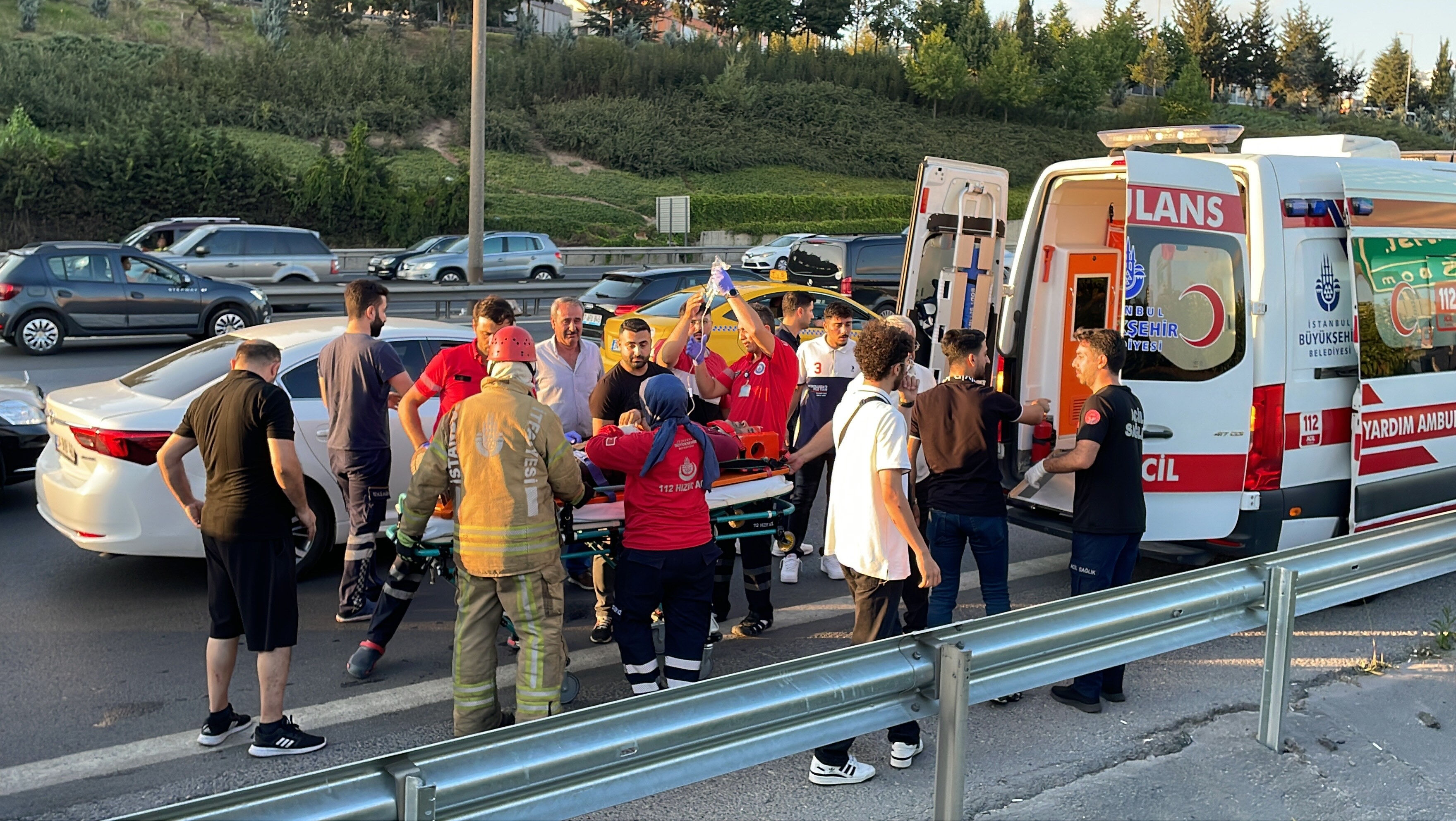 İstanbul'da feci kaza! Hafif ticari araç yayalara çarptı, yaralıların durumu ağır İstanbul'da feci kaza! Hafif ticari araç yayalara çarptı, yaralıların durumu ağır - 2. Resim