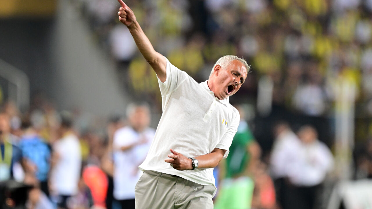 Jose Mourinho, Türkiye'deki ilk lig maçında çılgına döndü! Portekizli hocayı kızdıran detay şaşırttı Jose Mourinho, Türkiye'deki ilk lig maçında çılgına döndü! Portekizli hocayı kızdıran detay şaşırttı - 2. Resim