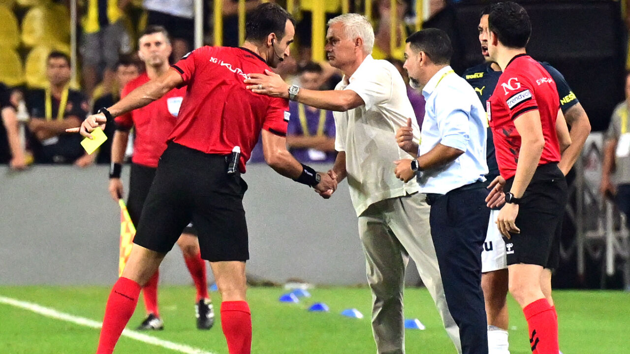 Jose Mourinho, Türkiye'deki ilk lig maçında çılgına döndü! Portekizli hocayı kızdıran detay şaşırttı Jose Mourinho, Türkiye'deki ilk lig maçında çılgına döndü! Portekizli hocayı kızdıran detay şaşırttı - 1. Resim