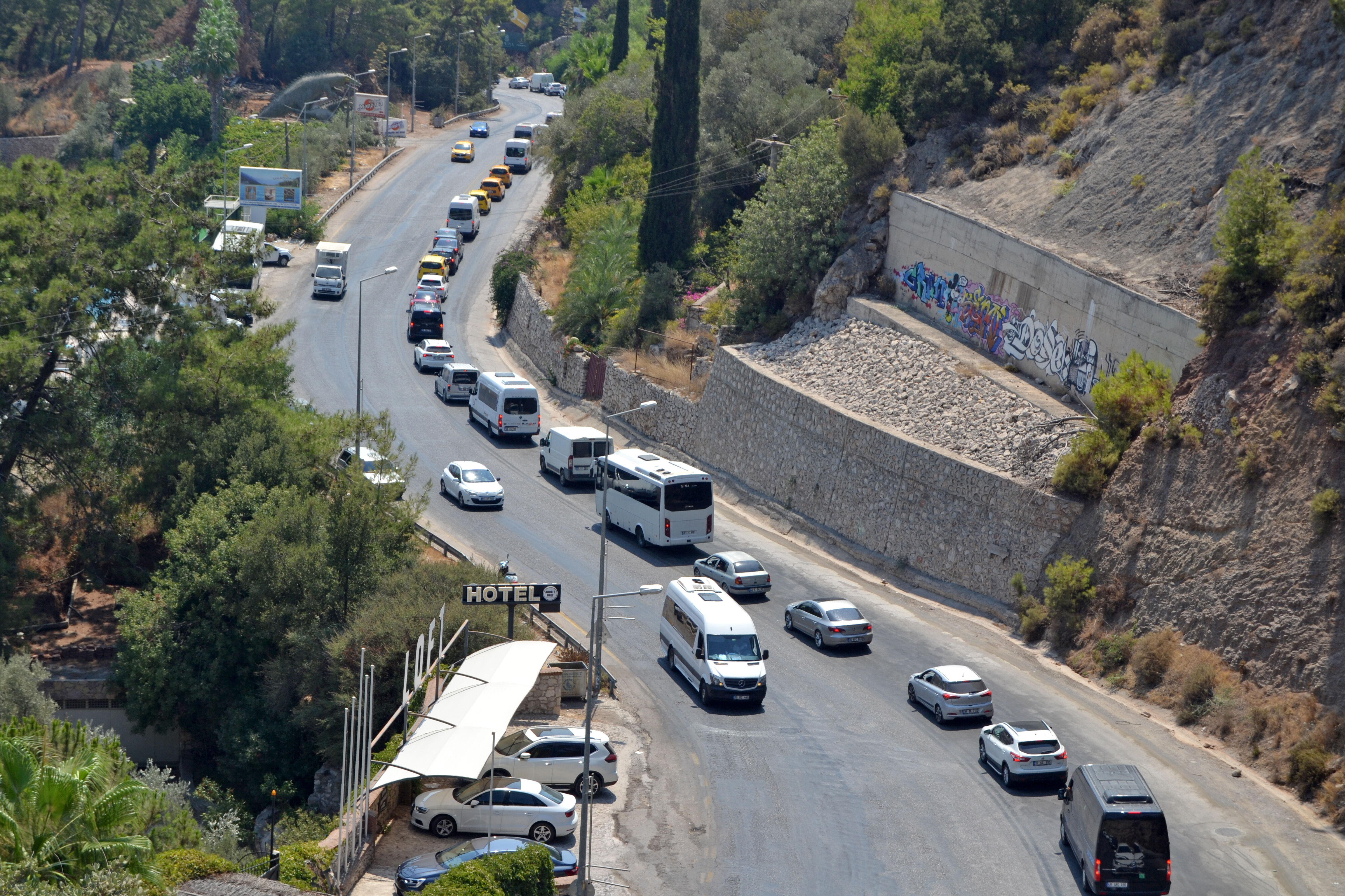 Tatilciler orayı tercih etti! 35 derece havada 5 kilometre araç kuyruğu - 1. Resim