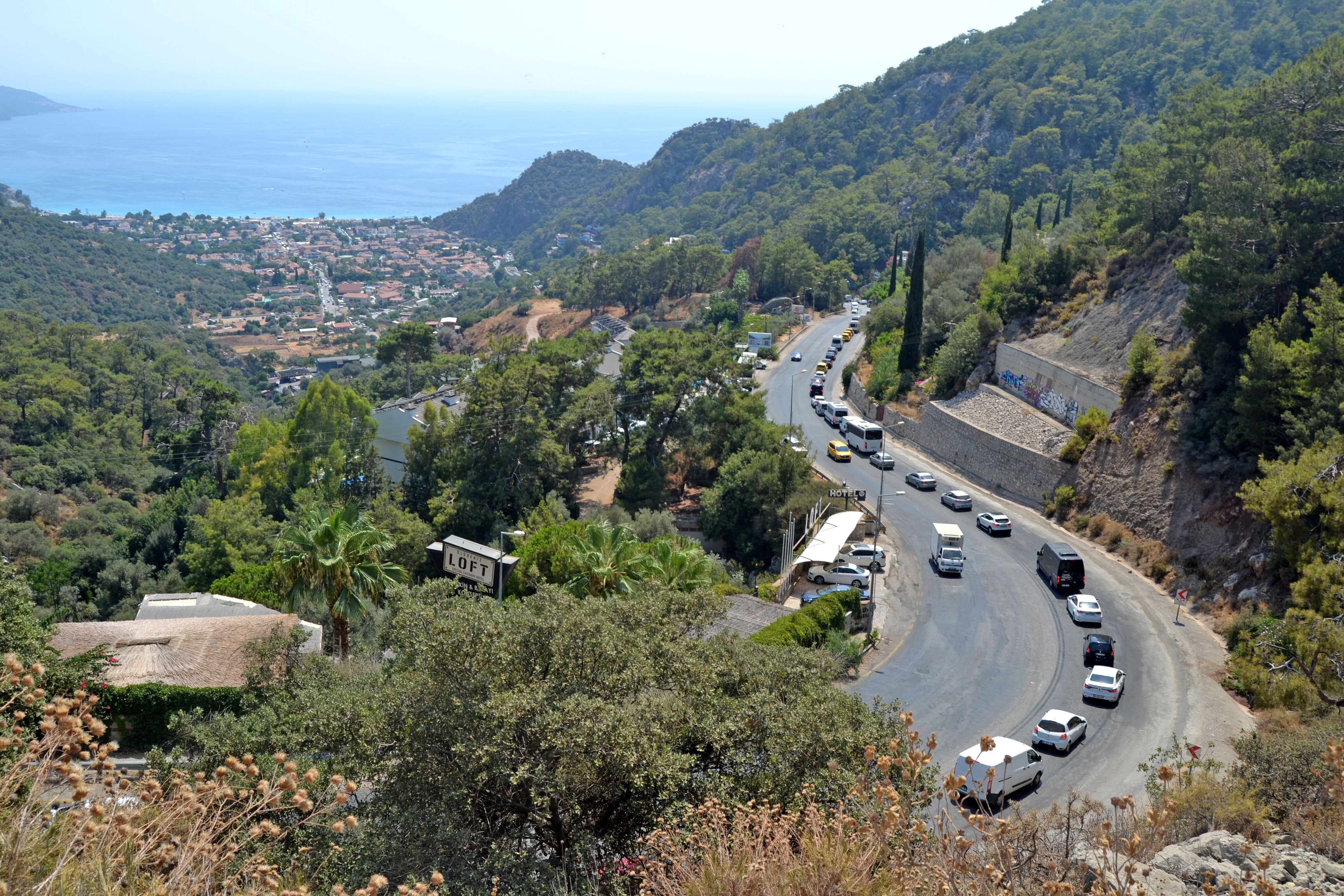 Tatilciler orayı tercih etti! 35 derece havada 5 kilometre araç kuyruğu - 2. Resim