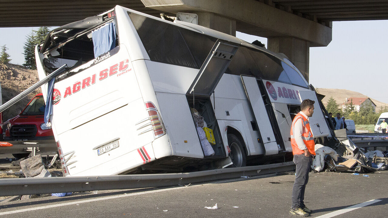 9 kişi can vermişti... Ankara Polatlı'da kaza yapan otobüsten son görüntüler - 1. Resim