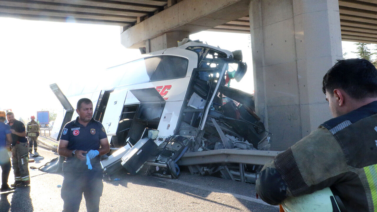 9 kişi can vermişti... Ankara Polatlı'da kaza yapan otobüsten son görüntüler - 2. Resim