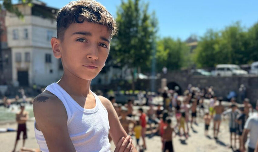 ‘Abe sıcaktır’ dedi, fenomen oldu! Diyarbakırlı Halil’i tanımayan yok, ünlüler de sesini kullanıyor - 5. Resim