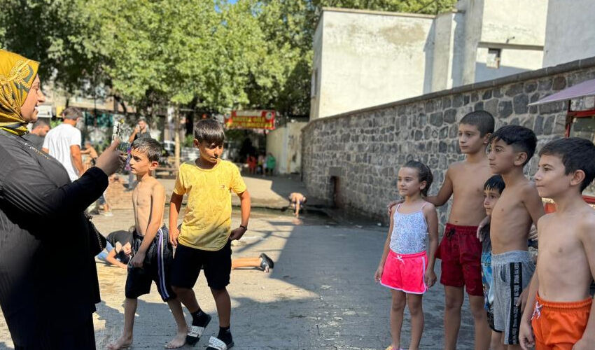 ‘Abe sıcaktır’ dedi, fenomen oldu! Diyarbakırlı Halil’i tanımayan yok, ünlüler de sesini kullanıyor - 2. Resim