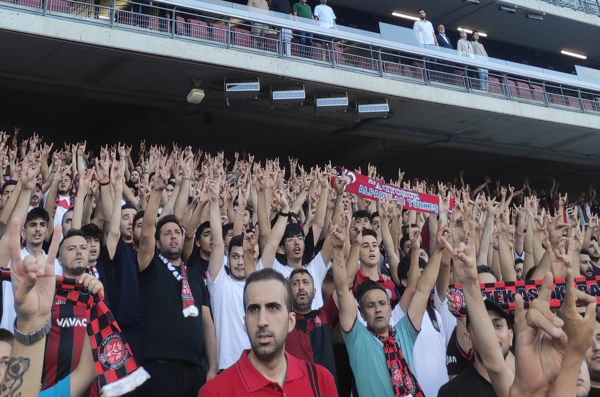 Bahçeli taraftarı olduğunu açıklamıştı! Fatih Karagümrük'ten Amedspor'a bozkurtlu karşılama - 1. Resim