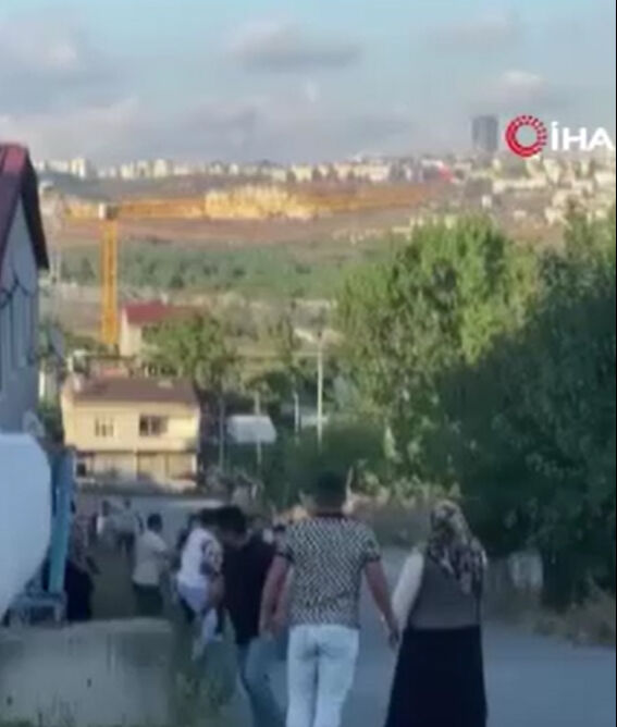 Başakşehirde ortalık karıştı, iki aile birbirine girdi! Yaralılar var Başakşehirde ortalık karıştı, iki aile birbirine girdi! Yaralılar var - 1. Resim