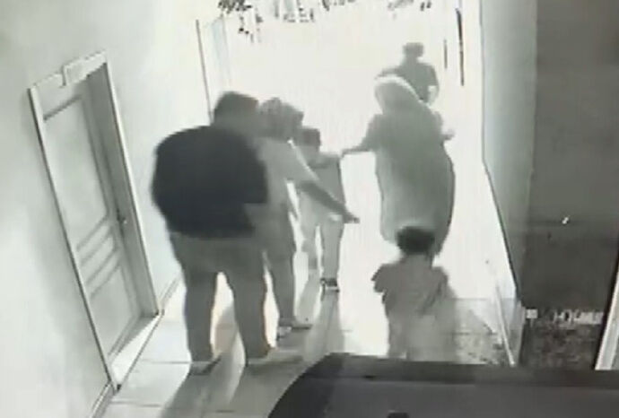 Olmaz olsun böyle baba! Çocuğunu havaya kaldırıp yere attı - 1. Resim