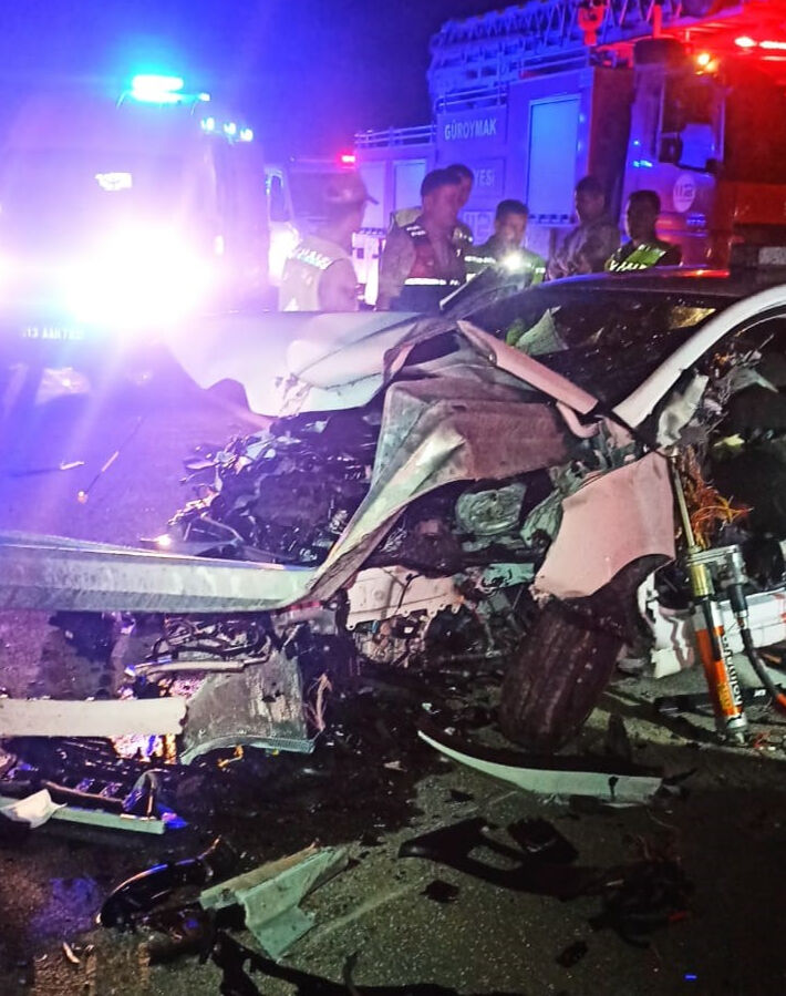 Otomobil bariyerlere çarptı; uzman çavuş ve hemşire eşi hayatını kaybetti Otomobil bariyerlere çarptı; uzman çavuş ve hemşire eşi hayatını kaybetti - 2. Resim