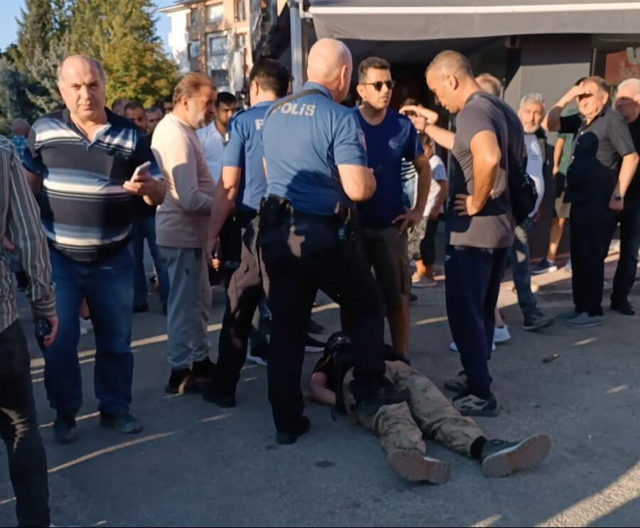 Oynadığı oyunun etkisindeki genç cami avlusunda balta ve bıçakla dehşet saçtı! Çok sayıda yaralı var Oynadığı oyunun etkisindeki genç cami avlusunda balta ve bıçakla dehşet saçtı! Çok sayıda yaralı var - 1. Resim