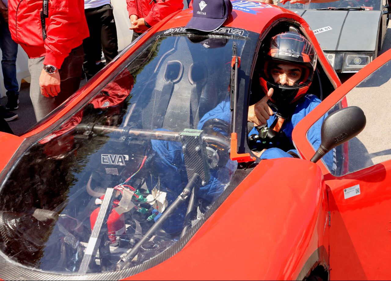 Sanayi ve Teknoloji Bakanı Kacır, Teknofest Elektrikli Araç Yarışları'na start verdi! - 1. Resim