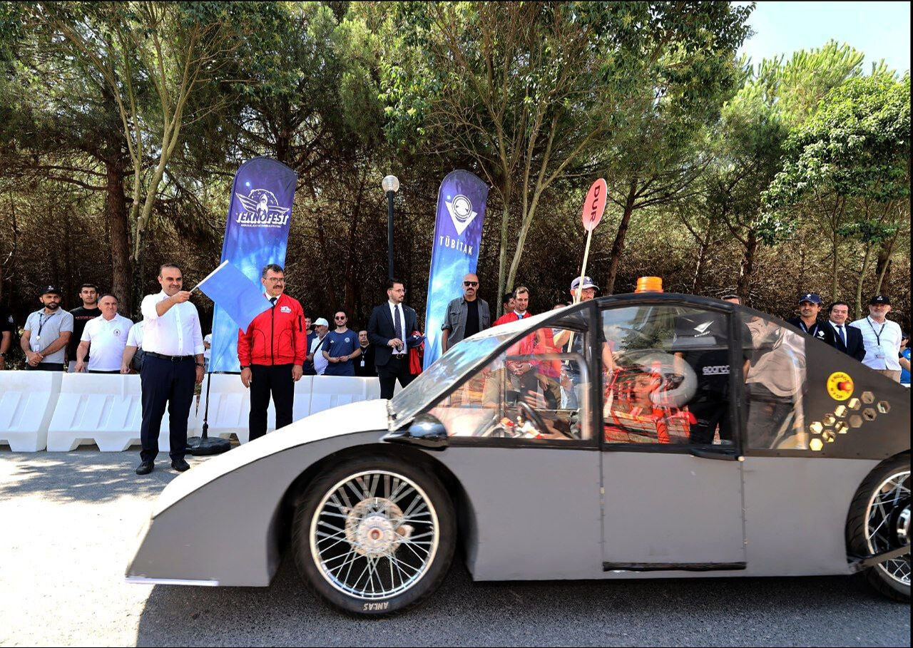 Sanayi ve Teknoloji Bakanı Kacır, Teknofest Elektrikli Araç Yarışları'na start verdi! - 3. Resim