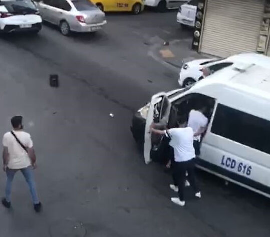 Yol verme kavgası dehşeti! Servis şoförüne tekme ve yumruklarla saldırdılar - 1. Resim