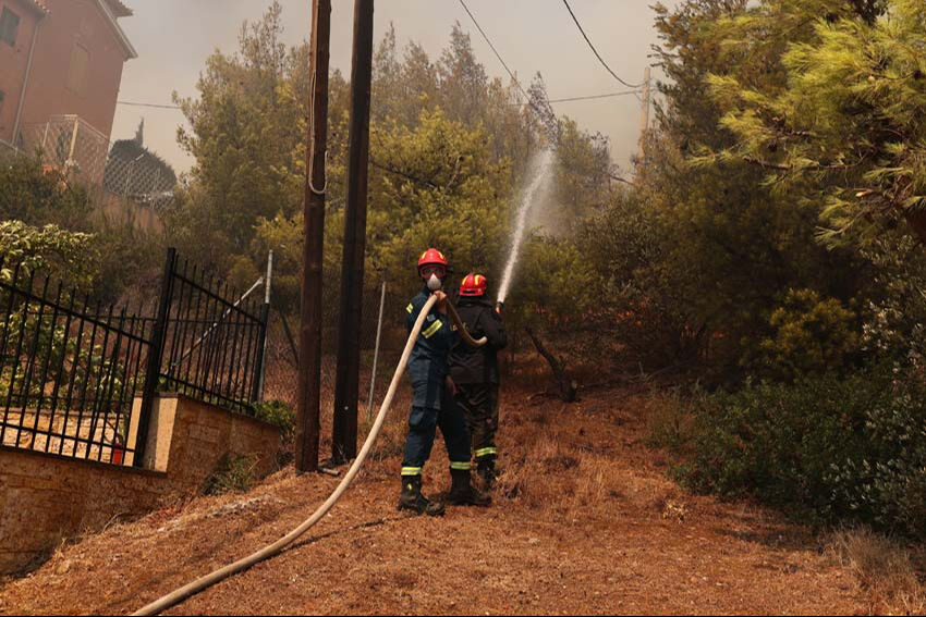 Yunanistan'da yangın krizi! Alevler yıldırım hızıyla yayılıyor - 1. Resim
